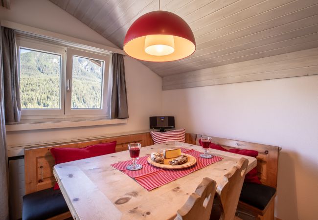 Studio in Scuol - Chasa Buorcha: Renovierte, aussergewöhnliche 1.5-Zimmer-Dachwohnung mit grossem Panorama-Balkon Studio in Scuol - Chasa Buorcha: Renovierte, aussergewöhnliche 1.5-Zimmer-Dachwohnung mit grossem Panorama-Balkon