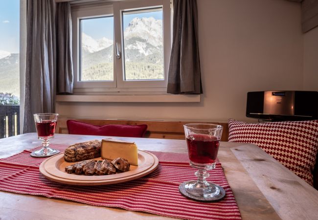 Studio in Scuol - Chasa Buorcha: Renovierte, aussergewöhnliche 1.5-Zimmer-Dachwohnung mit grossem Panorama-Balkon Studio in Scuol - Chasa Buorcha: Renovierte, aussergewöhnliche 1.5-Zimmer-Dachwohnung mit grossem Panorama-Balkon