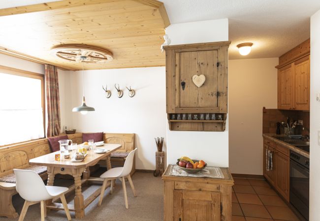 Ferienwohnung in Vulpera - Chasa Grusaida: Charmante, gemütliche 2-Zimmerwohnung mit Balkon Nähe Golfplatz Ferienwohnung in Vulpera - Chasa Grusaida: Charmante, gemütliche 2-Zimmerwohnung mit Balkon Nähe Golfplatz
