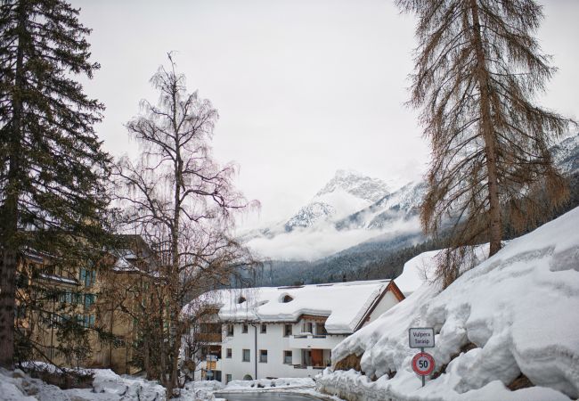 Ferienwohnung in Vulpera - Chasa Grusaida: Charmante, gemütliche 2-Zimmerwohnung mit Balkon Nähe Golfplatz Ferienwohnung in Vulpera - Chasa Grusaida: Charmante, gemütliche 2-Zimmerwohnung mit Balkon Nähe Golfplatz