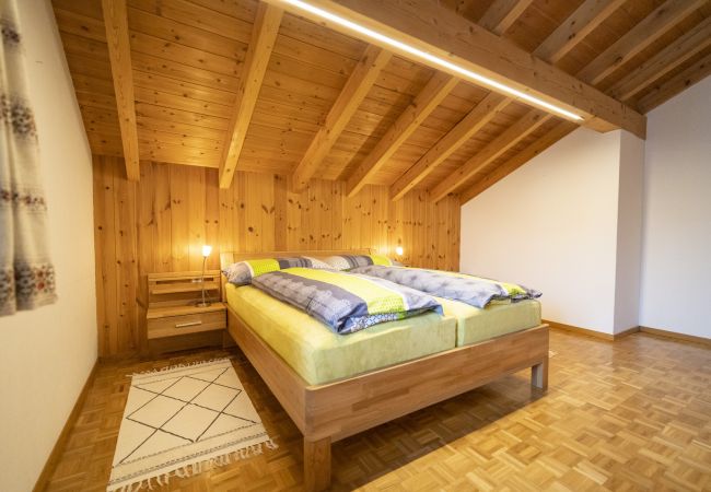 Ferienwohnung in Guarda - CHASA SUR CHAFARRER: LIEBENSWERTE 2.5 DACHWOHNUNG IN GUARDA