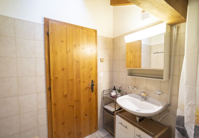 Ferienwohnung in Guarda - Chasa sur Chafarrer: Liebenswerte 2.5-Dachwohnung in Guarda.  Ferienwohnung in Guarda - Chasa sur Chafarrer: Liebenswerte 2.5-Dachwohnung in Guarda.