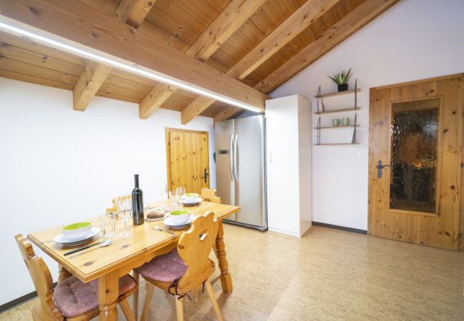 Ferienwohnung in Guarda - Chasa sur Chafarrer: Liebenswerte 2.5-Dachwohnung in Guarda.  Ferienwohnung in Guarda - Chasa sur Chafarrer: Liebenswerte 2.5-Dachwohnung in Guarda.