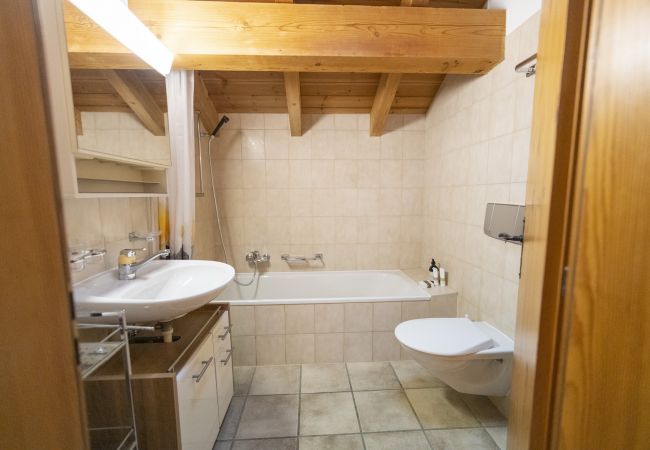 Ferienwohnung in Guarda - Chasa sur Chafarrer: Liebenswerte 2.5-Dachwohnung in Guarda.  Ferienwohnung in Guarda - Chasa sur Chafarrer: Liebenswerte 2.5-Dachwohnung in Guarda.