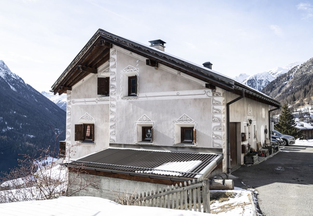 Ferienwohnung in Guarda - Chasa sur Chafarrer: Liebenswerte 2.5-Dachwohnung in Guarda. 