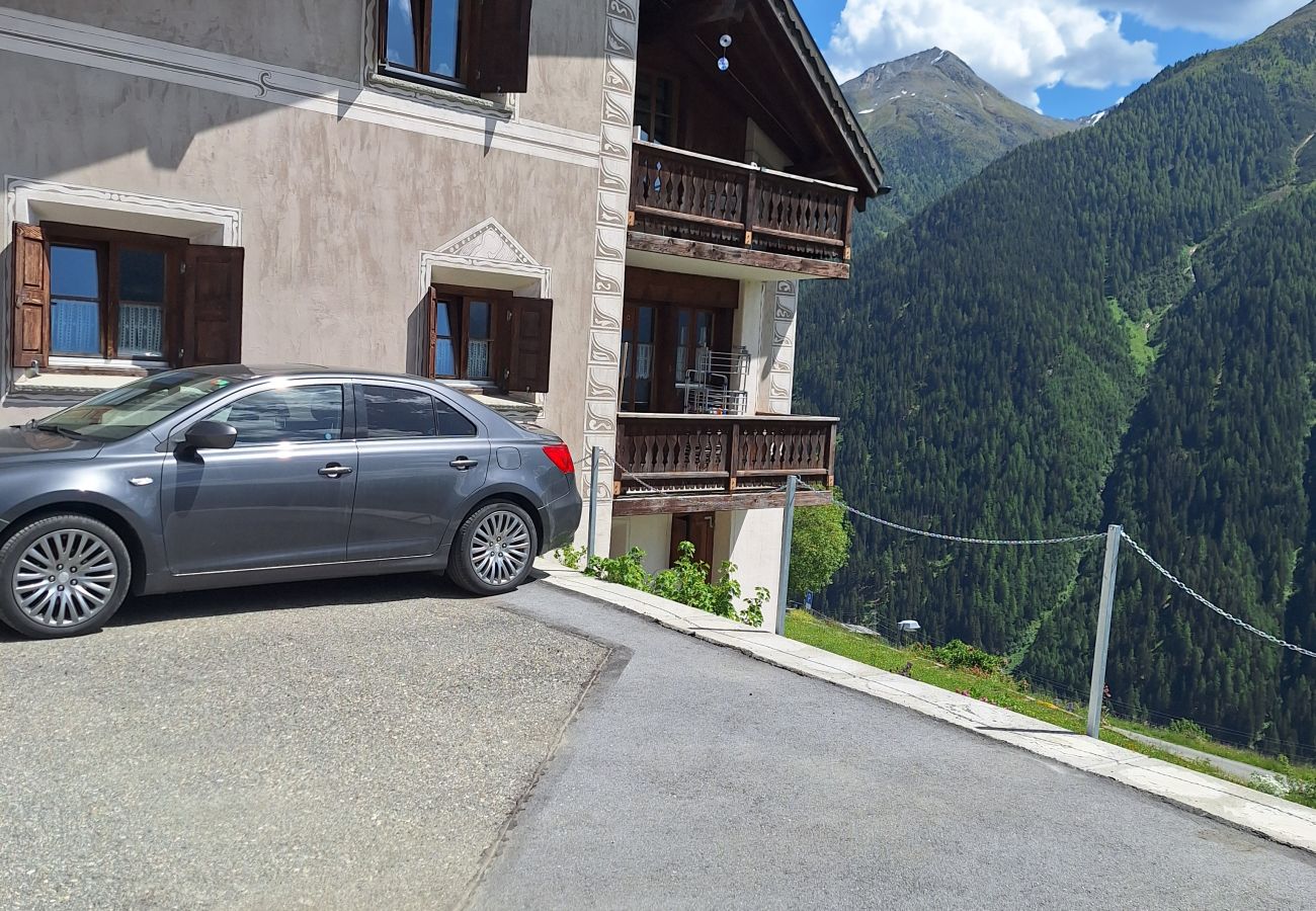 Ferienwohnung in Guarda - Chasa sur Chafarrer: Liebenswerte 2.5-Dachwohnung in Guarda. 