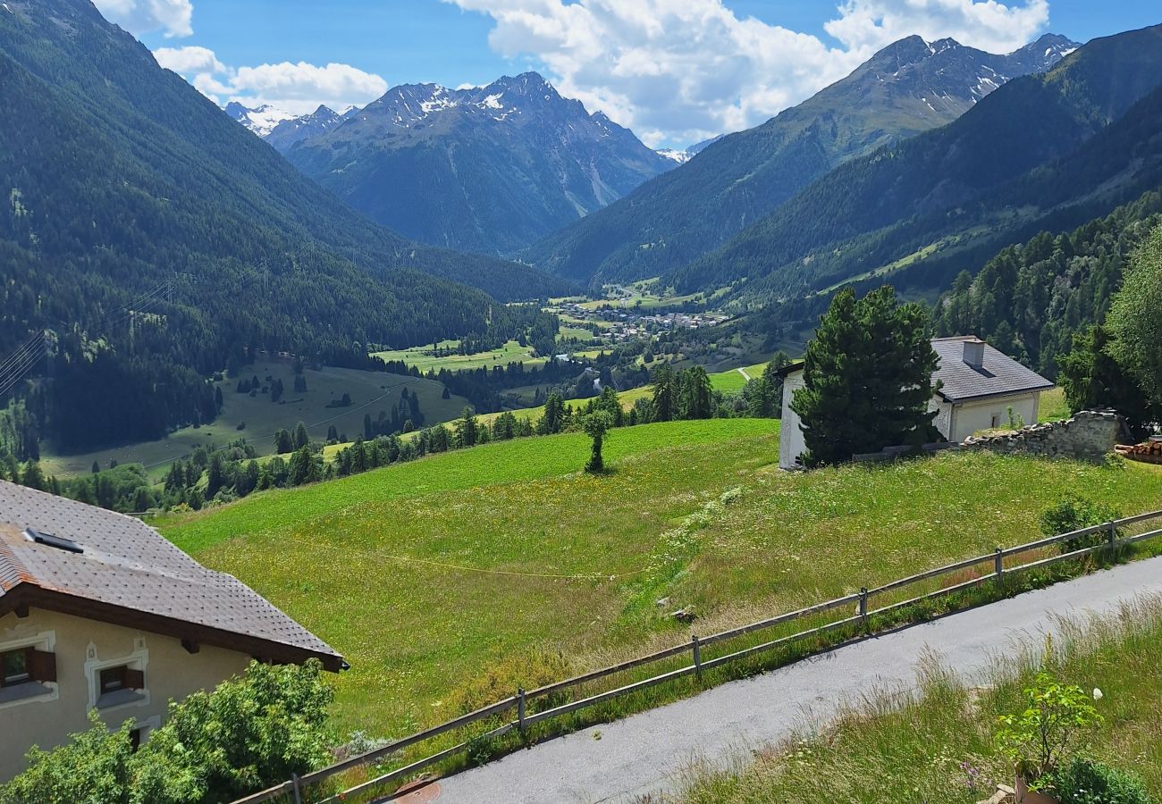 Ferienwohnung in Guarda - Chasa sur Chafarrer: Liebenswerte 2.5-Dachwohnung in Guarda. 