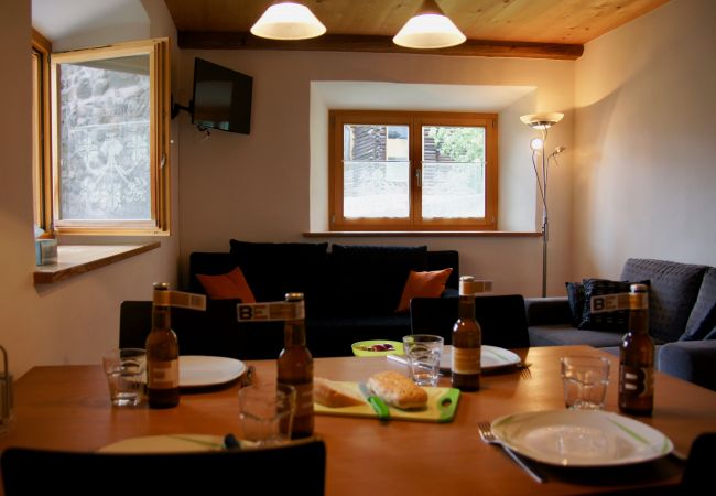 Ferienwohnung in Ardez - Pro La Tour Pitschna: Moderne 2.5-Zimmerwohnung in Ardez am historischen Wohnturm aus dem 13. Jhd. Ferienwohnung in Ardez - Pro La Tour Pitschna: Moderne 2.5-Zimmerwohnung in Ardez am historischen Wohnturm aus dem 13. Jhd.