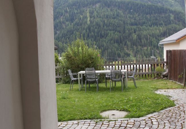Ferienwohnung in Ardez - Pro La Tour Pitschna: Moderne 2.5-Zimmerwohnung in Ardez am historischen Wohnturm aus dem 13. Jhd. Ferienwohnung in Ardez - Pro La Tour Pitschna: Moderne 2.5-Zimmerwohnung in Ardez am historischen Wohnturm aus dem 13. Jhd.