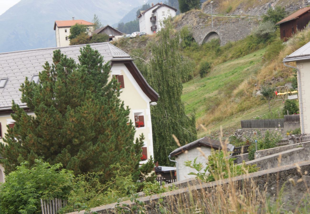 Ferienwohnung in Ardez - PRO LA TUOR PITSCHNA: MODERNE 2.5 ZIMMERWOHNUNG AM HISTORISCHEN WOHNTURM AUS DEM 13. JAHRHUNDERT IN ARDEZ ANGEBAUT