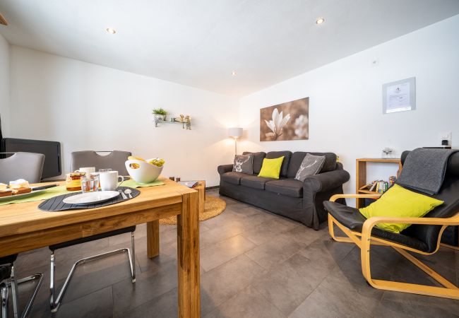 Ferienwohnung in Scuol - Chasa Sotcha Dadora: Heimelige und liebevoll eingerichtete 2,5 Zimmer Ferienwohnung mit grosser Terrasse Ferienwohnung in Scuol - Chasa Sotcha Dadora: Heimelige und liebevoll eingerichtete 2,5 Zimmer Ferienwohnung mit grosser Terrasse
