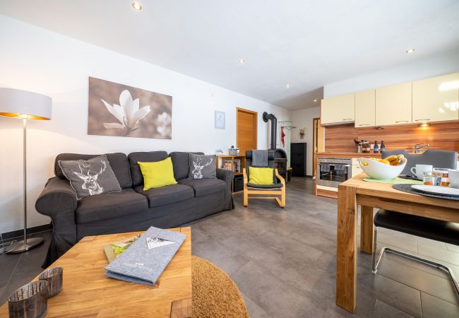 Ferienwohnung in Scuol - Chasa Sotcha Dadora: Heimelige und liebevoll eingerichtete 2,5 Zimmer Ferienwohnung mit grosser Terrasse Ferienwohnung in Scuol - Chasa Sotcha Dadora: Heimelige und liebevoll eingerichtete 2,5 Zimmer Ferienwohnung mit grosser Terrasse