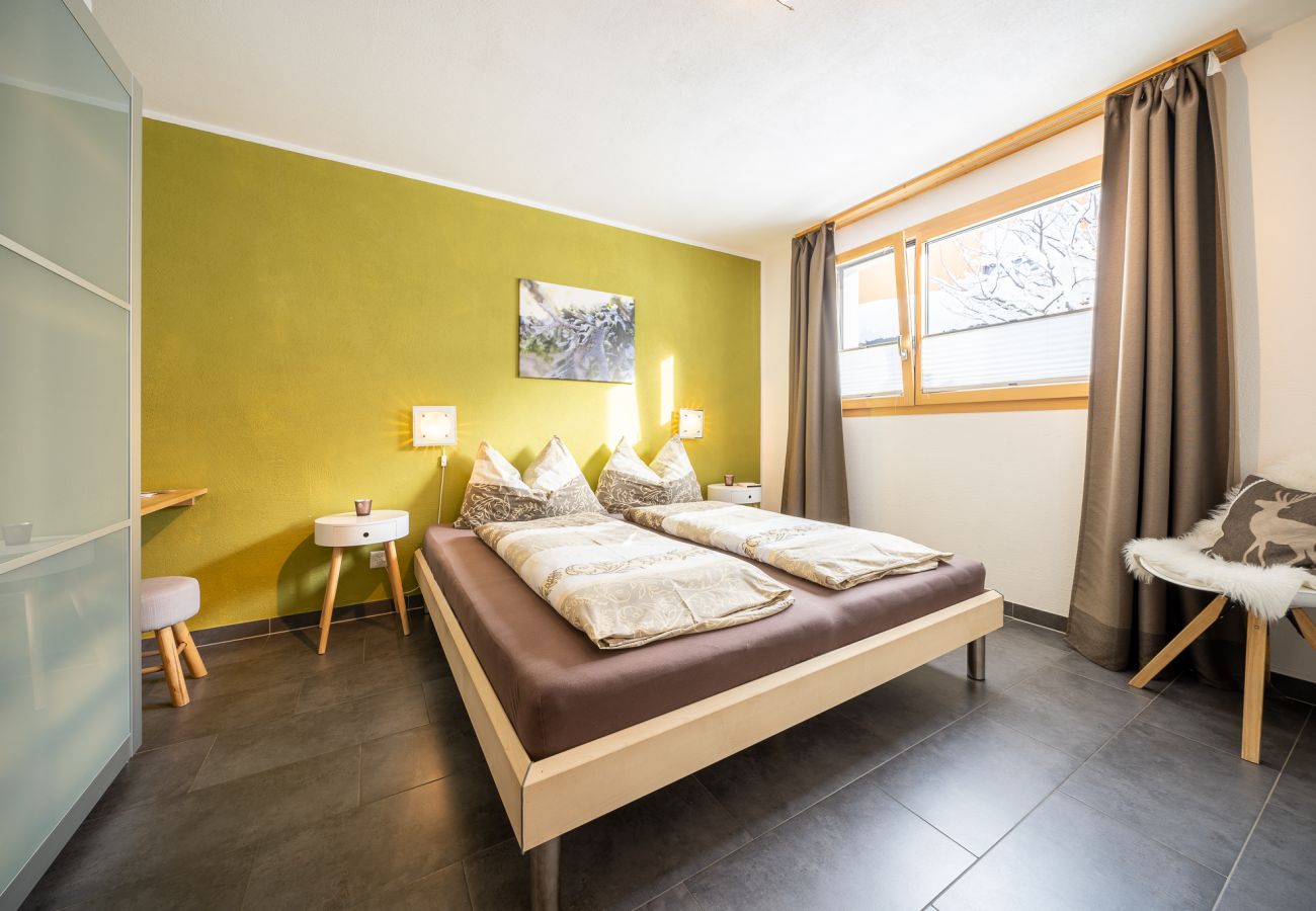 Ferienwohnung in Scuol - Chasa Sotcha Dadora: Heimelige und liebevoll eingerichtete 2,5 Zimmer Ferienwohnung mit grosser Terrasse