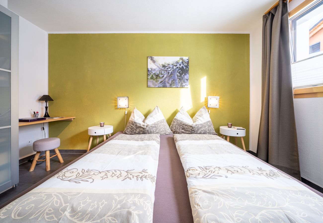 Ferienwohnung in Scuol - CHASA SOTCHA DADORA: HEIMELIGE UND LIEBEVOLL EINGERICHTETE 2,5 ZIMMER FERIENWOHNUNG MIT GROSSER TERRASSE