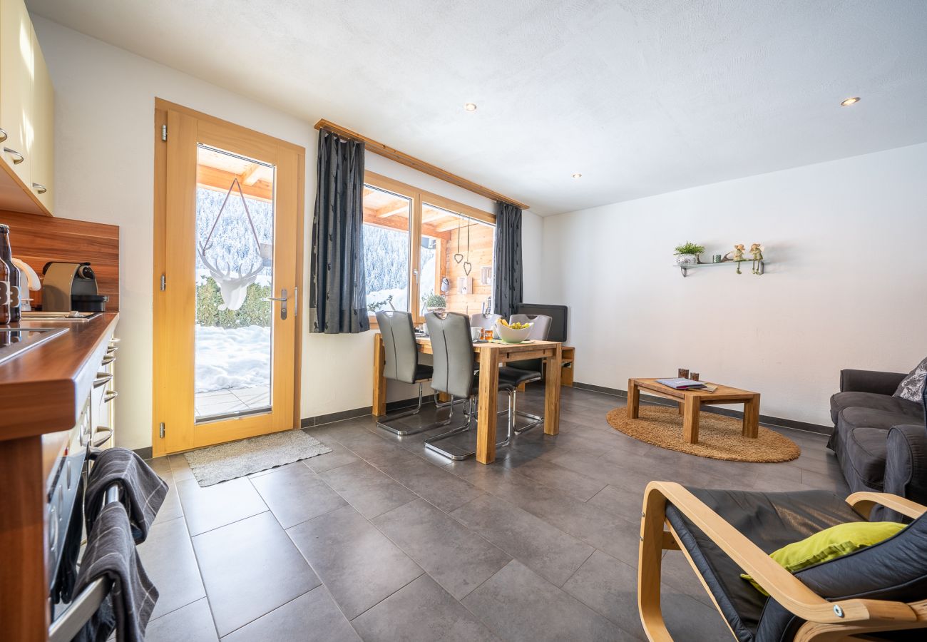 Ferienwohnung in Scuol - Chasa Sotcha Dadora: Heimelige und liebevoll eingerichtete 2,5 Zimmer Ferienwohnung mit grosser Terrasse