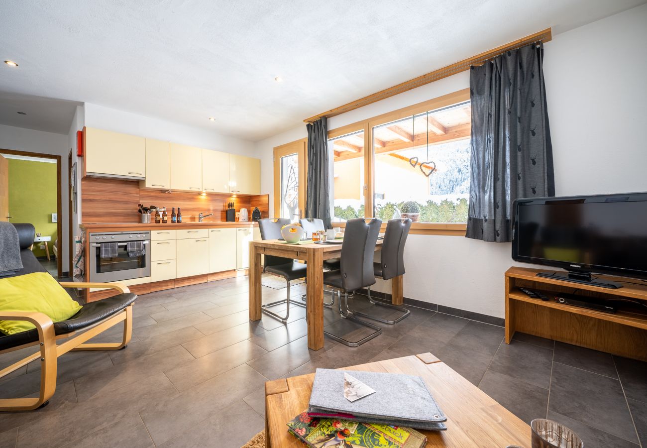 Ferienwohnung in Scuol - CHASA SOTCHA DADORA: HEIMELIGE UND LIEBEVOLL EINGERICHTETE 2,5 ZIMMER FERIENWOHNUNG MIT GROSSER TERRASSE