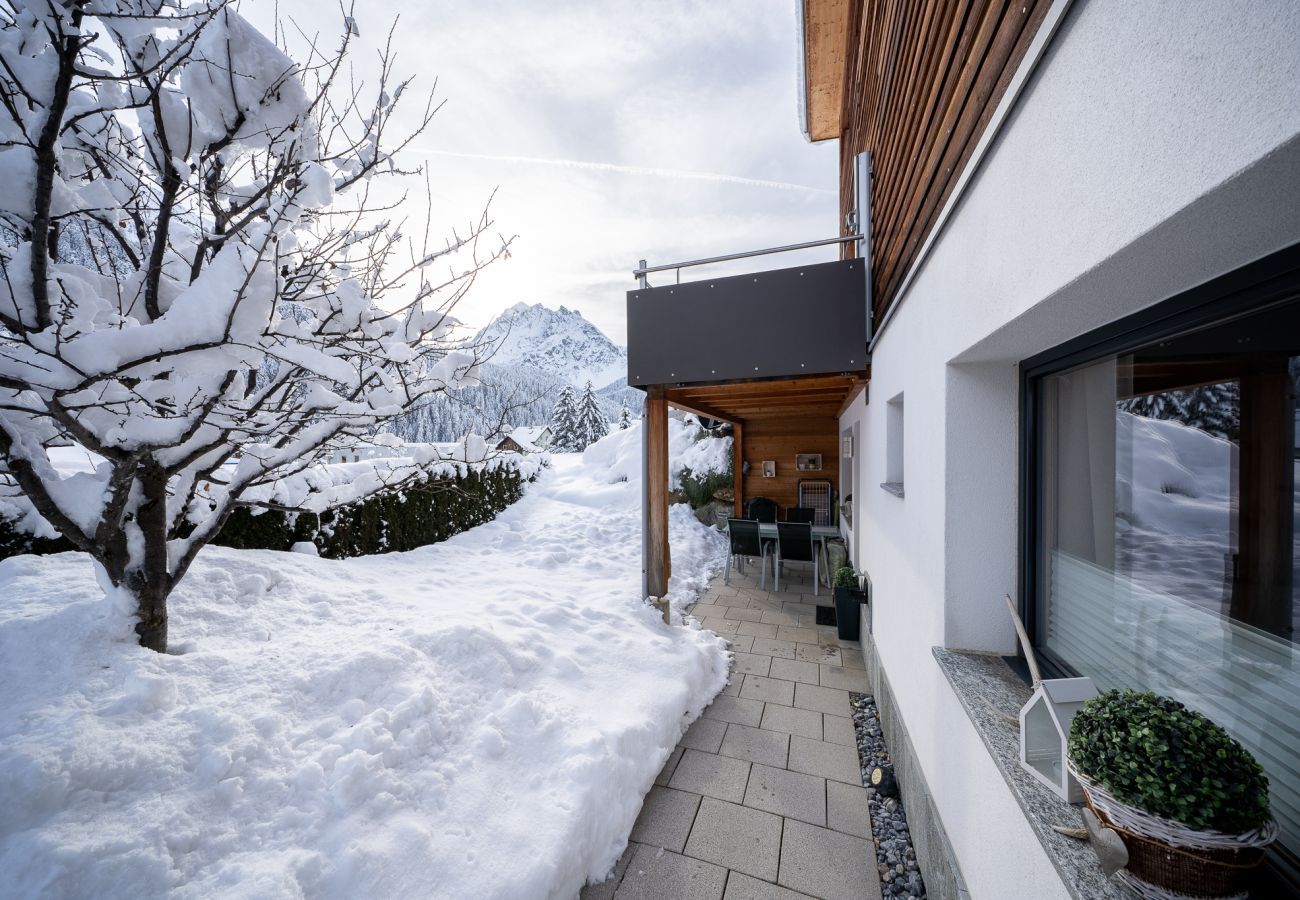 Ferienwohnung in Scuol - Chasa Sotcha Dadora: Heimelige und liebevoll eingerichtete 2,5 Zimmer Ferienwohnung mit grosser Terrasse