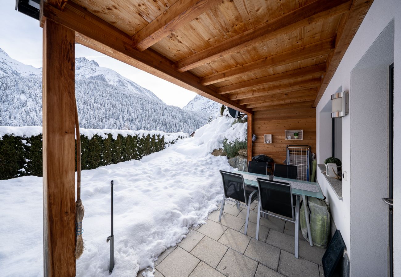 Ferienwohnung in Scuol - CHASA SOTCHA DADORA: HEIMELIGE UND LIEBEVOLL EINGERICHTETE 2,5 ZIMMER FERIENWOHNUNG MIT GROSSER TERRASSE