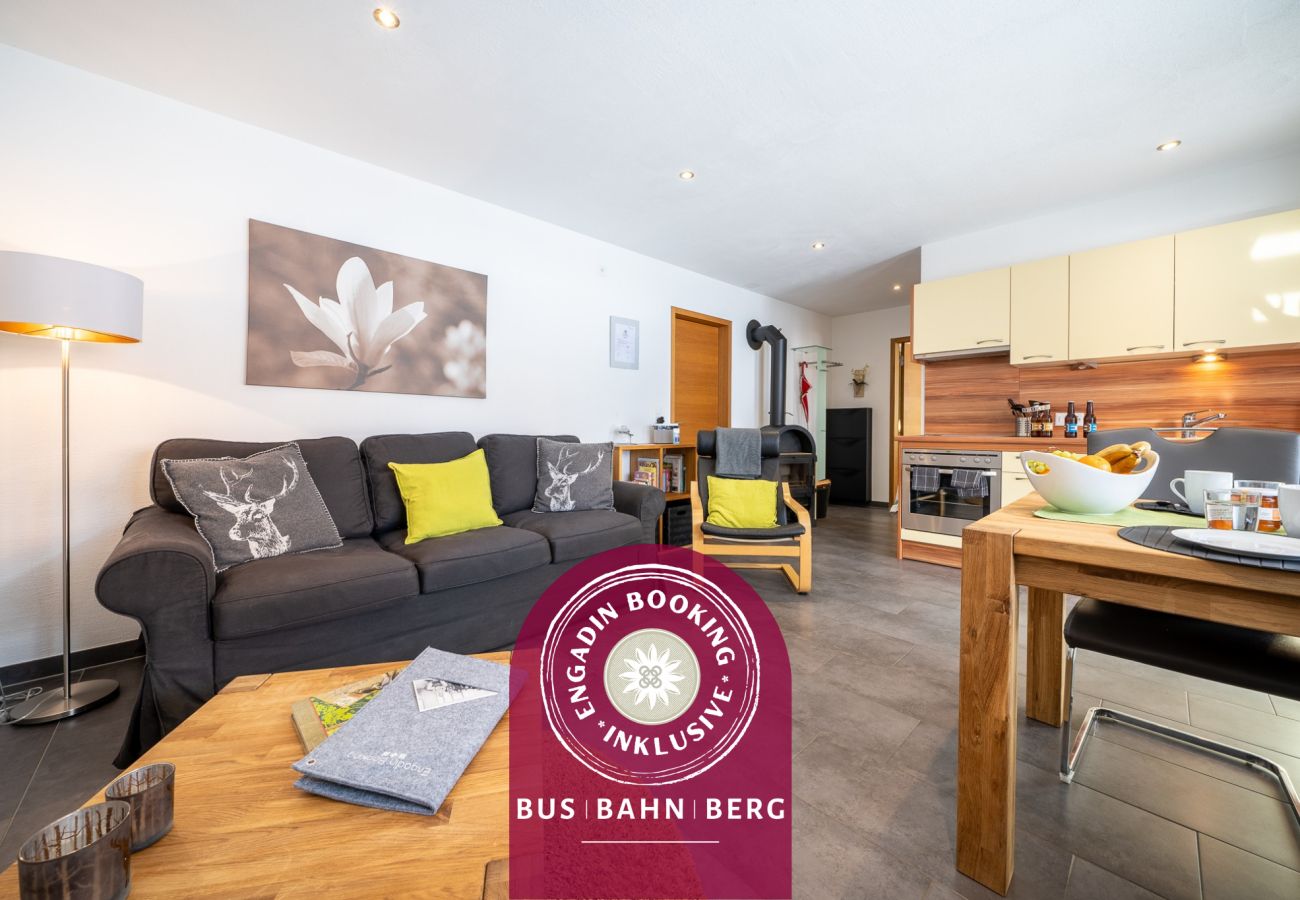 Ferienwohnung in Scuol - Chasa Sotcha Dadora: Heimelige und liebevoll eingerichtete 2,5 Zimmer Ferienwohnung mit grosser Terrasse