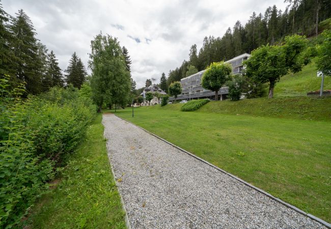 Ferienwohnung in Vulpera - Chasa La Plavna: Charmante 2.5 Zimmerwohnung mit grossem Balkon Nähe Golfplatz Ferienwohnung in Vulpera - Chasa La Plavna: Charmante 2.5 Zimmerwohnung mit grossem Balkon Nähe Golfplatz