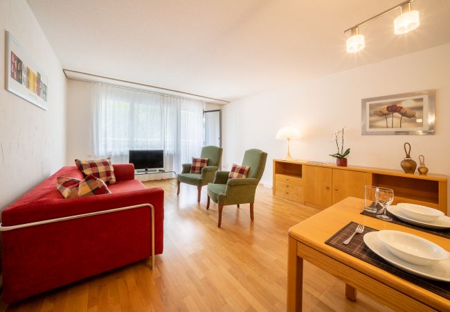 Ferienwohnung in Vulpera - Chasa La Plavna: Charmante 2.5 Zimmerwohnung mit grossem Balkon Nähe Golfplatz Ferienwohnung in Vulpera - Chasa La Plavna: Charmante 2.5 Zimmerwohnung mit grossem Balkon Nähe Golfplatz