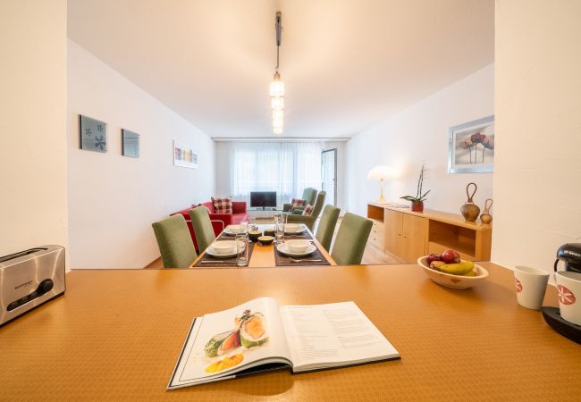 Ferienwohnung in Vulpera - Chasa La Plavna: Charmante 2.5 Zimmerwohnung mit grossem Balkon Nähe Golfplatz Ferienwohnung in Vulpera - Chasa La Plavna: Charmante 2.5 Zimmerwohnung mit grossem Balkon Nähe Golfplatz