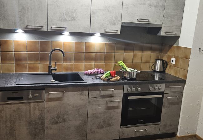 Ferienwohnung in Vulpera - Chasa La Plavna: Charmante 2.5 Zimmerwohnung mit grossem Balkon Nähe Golfplatz Ferienwohnung in Vulpera - Chasa La Plavna: Charmante 2.5 Zimmerwohnung mit grossem Balkon Nähe Golfplatz