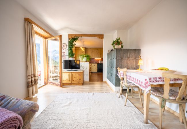 Ferienwohnung in Vnà - Chasa Rosa 2: 2.5-Zimmerwohnung im idyllischen und sonnenverwöhnten Bergdorf Vnà Ferienwohnung in Vnà - Chasa Rosa 2: 2.5-Zimmerwohnung im idyllischen und sonnenverwöhnten Bergdorf Vnà