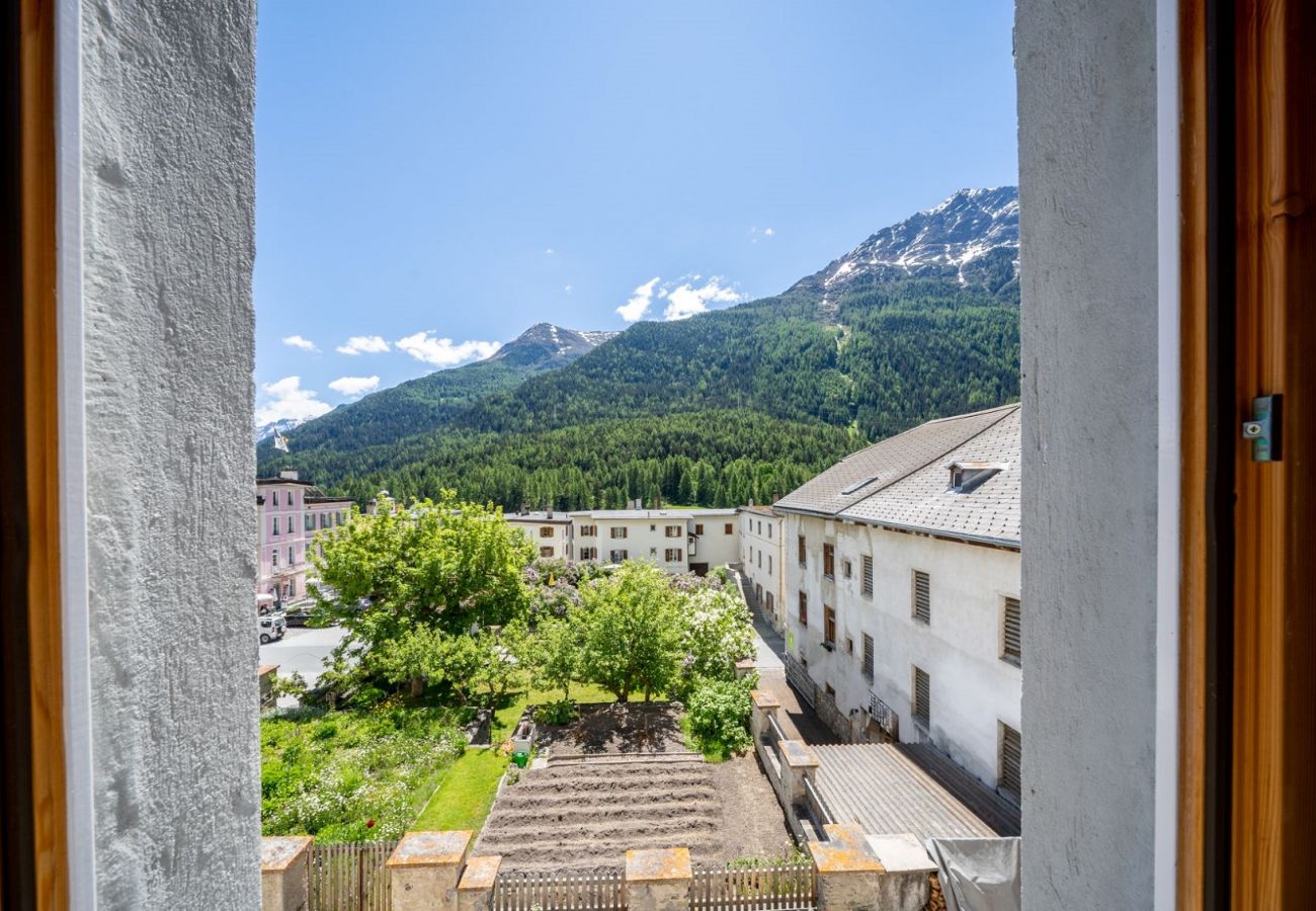 Ferienwohnung in Lavin - CHASA PLAZZA GRONDA: GEMÜTLICHE 3.5-ZIMMERWOHNUNG MIT LIFT, CHEMINÉE UND TIEFGARAGE