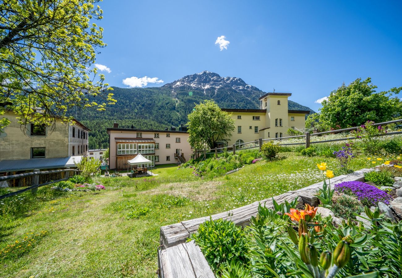 Ferienwohnung in Lavin - CHASA PLAZZA GRONDA: GEMÜTLICHE 3.5-ZIMMERWOHNUNG MIT LIFT, CHEMINÉE UND TIEFGARAGE