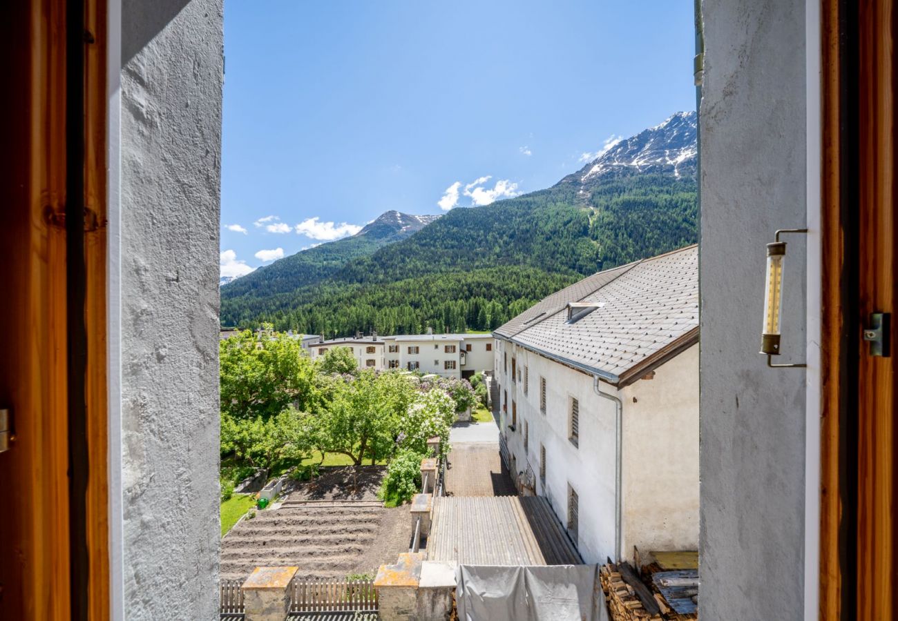 Ferienwohnung in Lavin - CHASA PLAZZA GRONDA: GEMÜTLICHE 3.5-ZIMMERWOHNUNG MIT LIFT, CHEMINÉE UND TIEFGARAGE