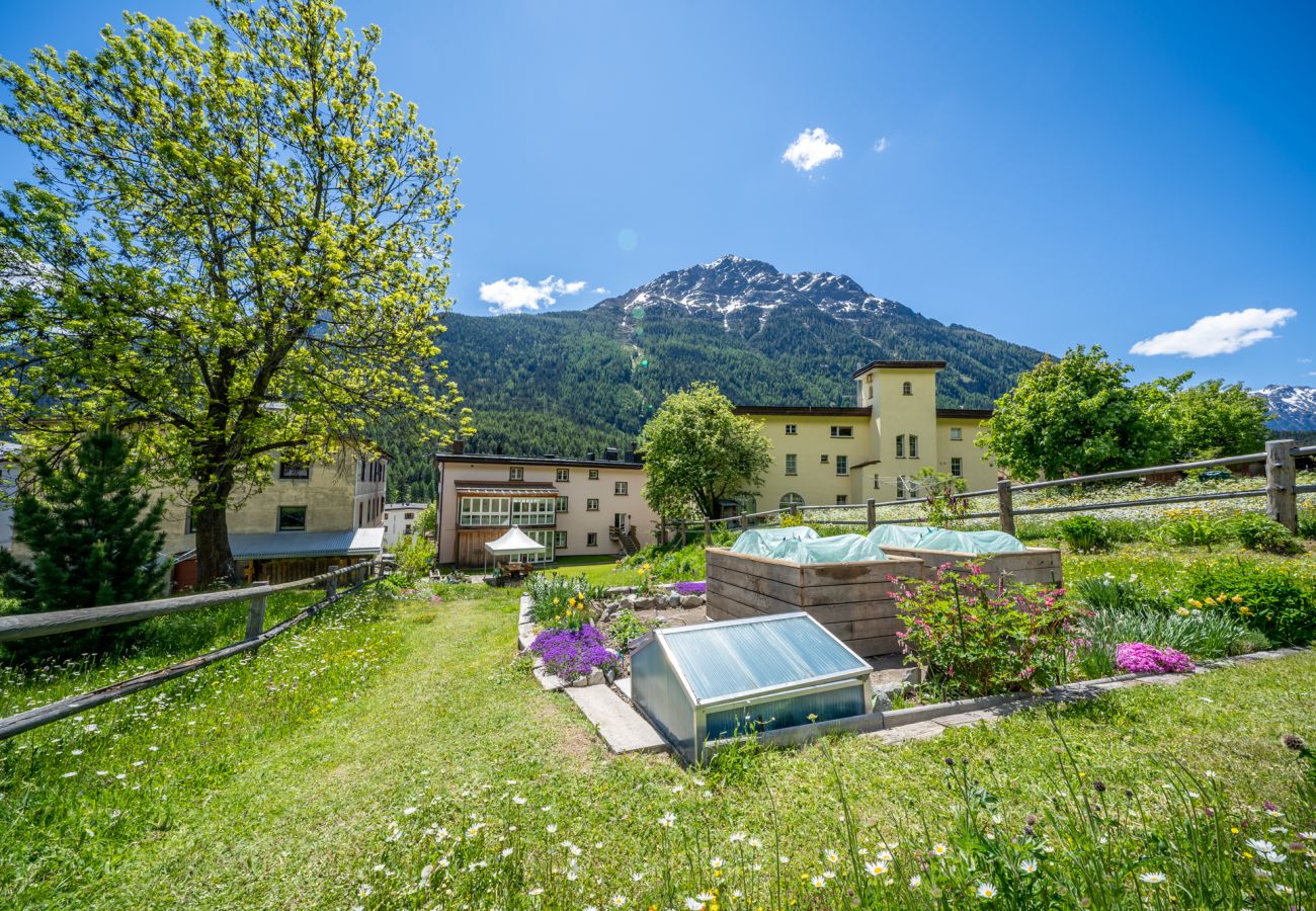 Ferienwohnung in Lavin - CHASA PLAZZA GRONDA: GEMÜTLICHE 3.5-ZIMMERWOHNUNG MIT LIFT, CHEMINÉE UND TIEFGARAGE