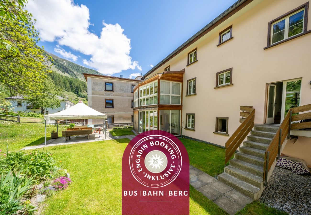 Ferienwohnung in Lavin - Chasa Plazza Gronda: Gemütliche 3.5-Zimmerwohung mit Lift, Chemineé und Tiefgarage. 
