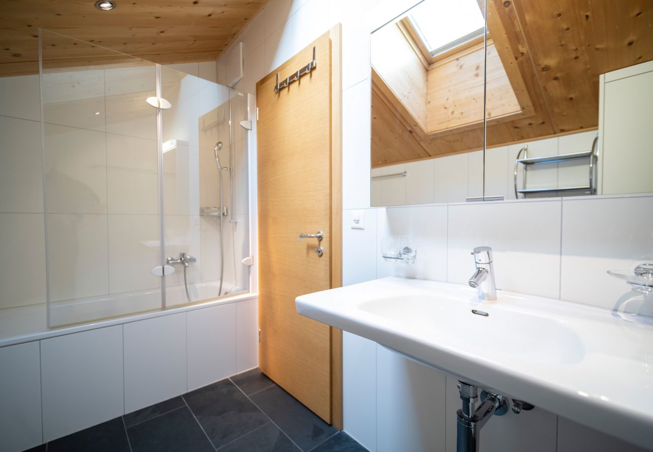 Ferienwohnung in Scuol - Chasa Bagnera 174: moderne 3 1/2 -Zimmer Dachwohnung gleich beim Engadin Bad Scuol