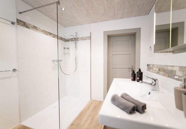 Ferienwohnung in Ramosch - Chasa Schilana 84: Liebevoll eingerichtete 3.5-Zimmerwohnung im Herzen von Ramosch Ferienwohnung in Ramosch - Chasa Schilana 84: Liebevoll eingerichtete 3.5-Zimmerwohnung im Herzen von Ramosch