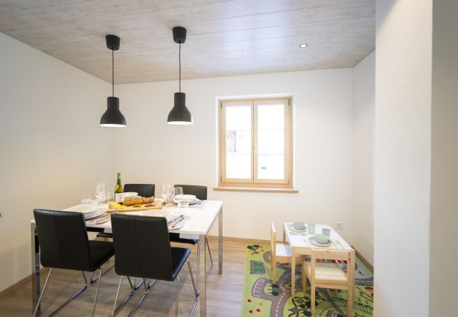 Ferienwohnung in Ramosch - Chasa Schilana 84: Liebevoll eingerichtete 3.5-Zimmerwohnung im Herzen von Ramosch Ferienwohnung in Ramosch - Chasa Schilana 84: Liebevoll eingerichtete 3.5-Zimmerwohnung im Herzen von Ramosch