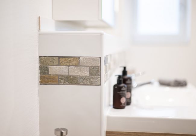 Ferienwohnung in Ramosch - Chasa Schilana 84: Liebevoll eingerichtete 3.5-Zimmerwohnung im Herzen von Ramosch Ferienwohnung in Ramosch - Chasa Schilana 84: Liebevoll eingerichtete 3.5-Zimmerwohnung im Herzen von Ramosch