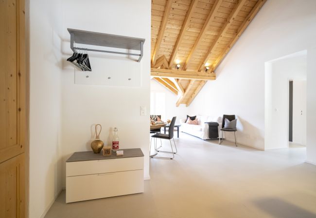 Ferienwohnung in Scuol - Chasa Stradun 400: renovierte 3.5-Zimmer-Dachwohnung im Herzen von Scuol Ferienwohnung in Scuol - Chasa Stradun 400: renovierte 3.5-Zimmer-Dachwohnung im Herzen von Scuol