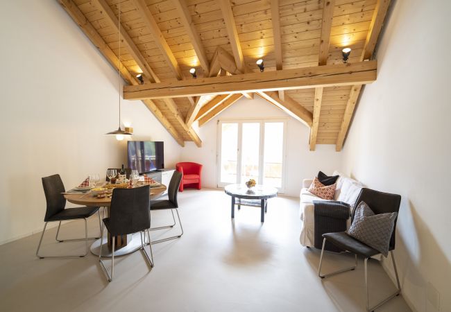 Ferienwohnung in Scuol - Chasa Stradun 400: renovierte 3.5-Zimmer-Dachwohnung im Herzen von Scuol Ferienwohnung in Scuol - Chasa Stradun 400: renovierte 3.5-Zimmer-Dachwohnung im Herzen von Scuol