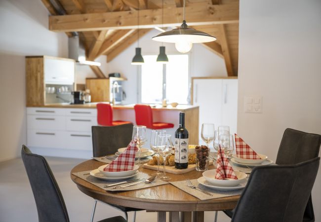 Ferienwohnung in Scuol - Chasa Stradun 400: renovierte 3.5-Zimmer-Dachwohnung im Herzen von Scuol Ferienwohnung in Scuol - Chasa Stradun 400: renovierte 3.5-Zimmer-Dachwohnung im Herzen von Scuol