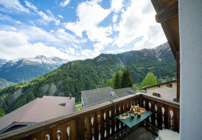 Ferienwohnung in Vnà - Chasa Rosa 3: 3.5-Zimmerwohnung im idyllischen und sonnenverwöhnten Bergdorf Vnà Ferienwohnung in Vnà - Chasa Rosa 3: 3.5-Zimmerwohnung im idyllischen und sonnenverwöhnten Bergdorf Vnà