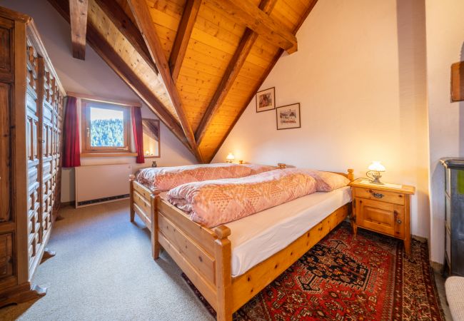 Ferienwohnung in Vnà - Chasa Rosa 3: 3.5-Zimmerwohnung im idyllischen und sonnenverwöhnten Bergdorf Vnà Ferienwohnung in Vnà - Chasa Rosa 3: 3.5-Zimmerwohnung im idyllischen und sonnenverwöhnten Bergdorf Vnà