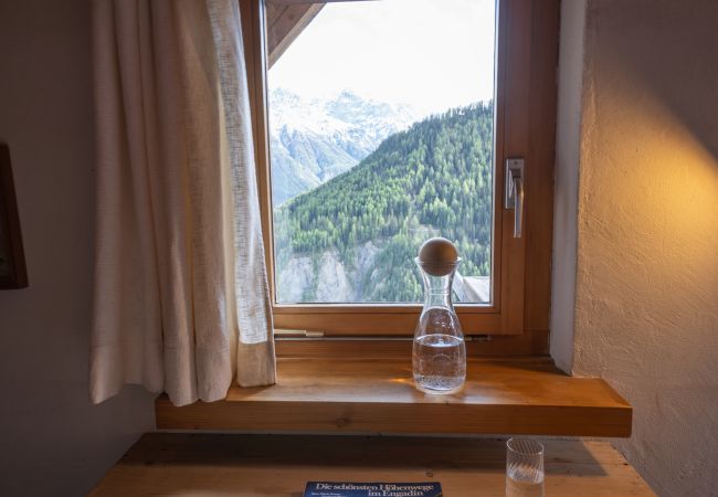 Ferienwohnung in Vnà - Chasa Rosa 3: 3.5-Zimmerwohnung im idyllischen und sonnenverwöhnten Bergdorf Vnà Ferienwohnung in Vnà - Chasa Rosa 3: 3.5-Zimmerwohnung im idyllischen und sonnenverwöhnten Bergdorf Vnà