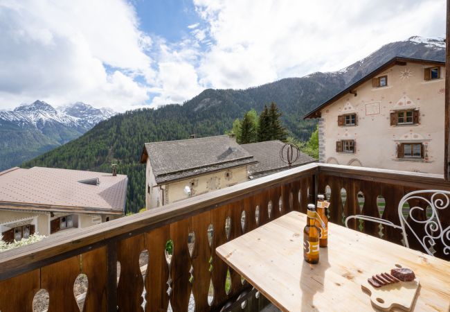 Ferienwohnung in Vnà - Chasa Rosa 1: 3.5-Zimmerwohung im idyllischen und sonnenverwöhnten Bergdorf Vnà Ferienwohnung in Vnà - Chasa Rosa 1: 3.5-Zimmerwohung im idyllischen und sonnenverwöhnten Bergdorf Vnà