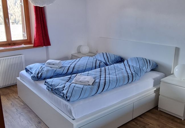 Ferienwohnung in Vnà - Chasa Rosa 1: 3.5-Zimmerwohung im idyllischen und sonnenverwöhnten Bergdorf Vnà Ferienwohnung in Vnà - Chasa Rosa 1: 3.5-Zimmerwohung im idyllischen und sonnenverwöhnten Bergdorf Vnà