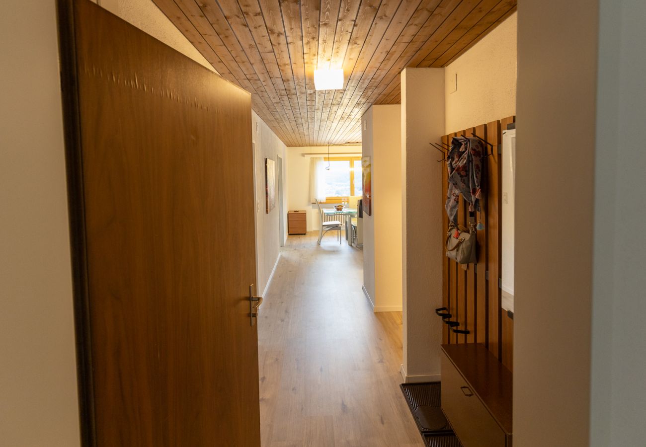 Ferienwohnung in Scuol - CHASA VISTA LISCHANA: HELLE, GROSSZÜGIGE 3.5 ZIMMERWOHNUNG MIT PANORAMAAUSSICHT IM ÖSTLICHEN DORFTEIL VON SCUOL