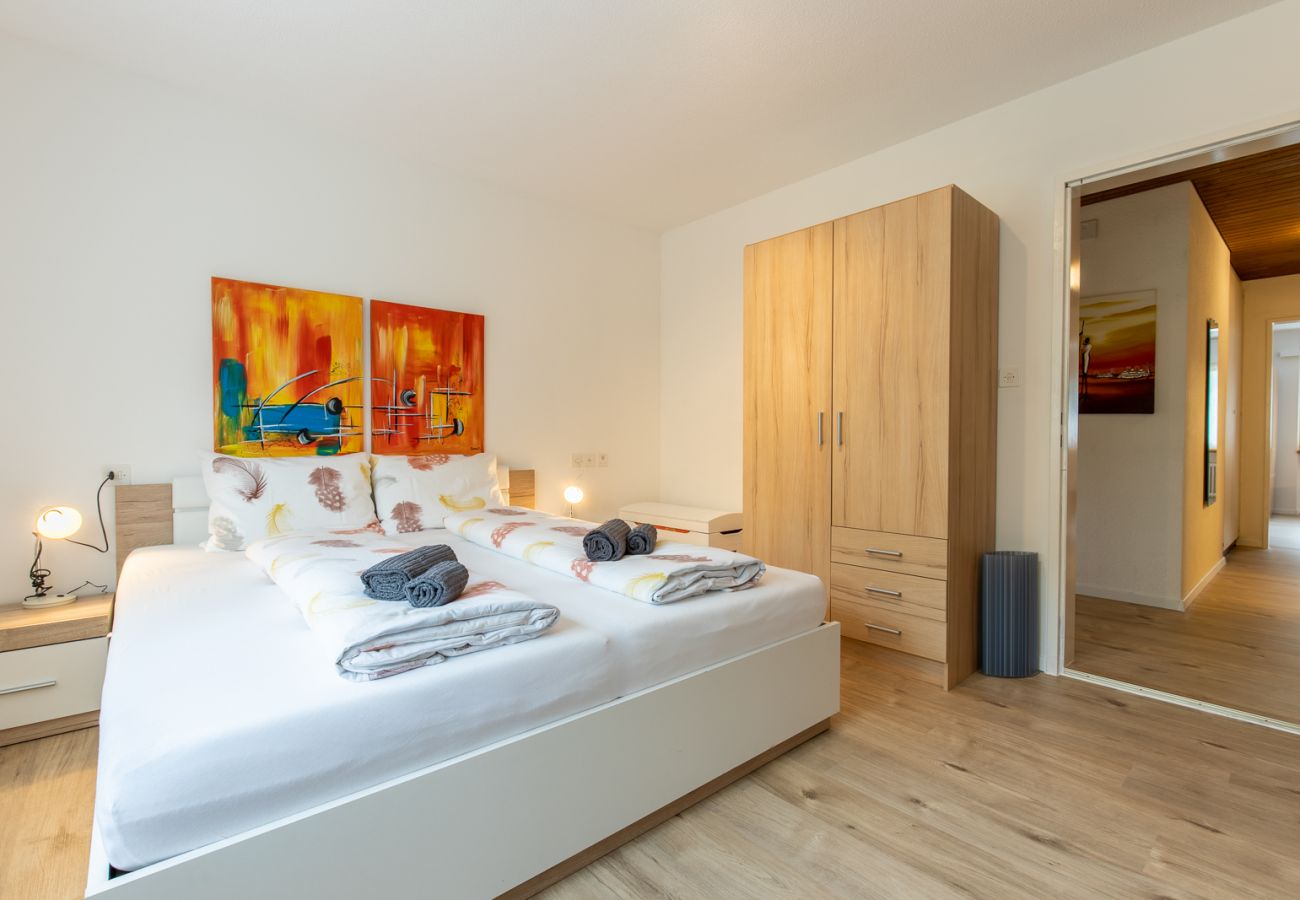 Ferienwohnung in Scuol - CHASA VISTA LISCHANA: HELLE, GROSSZÜGIGE 3.5 ZIMMERWOHNUNG MIT PANORAMAAUSSICHT IM ÖSTLICHEN DORFTEIL VON SCUOL