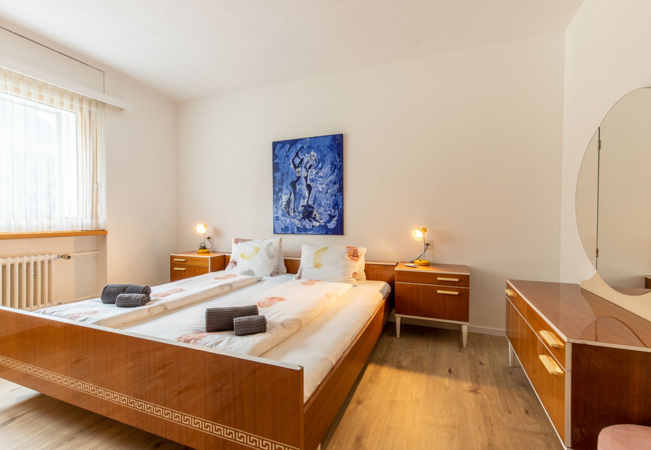 Ferienwohnung in Scuol - CHASA VISTA LISCHANA: HELLE, GROSSZÜGIGE 3.5 ZIMMERWOHNUNG MIT PANORAMAAUSSICHT IM ÖSTLICHEN DORFTEIL VON SCUOL