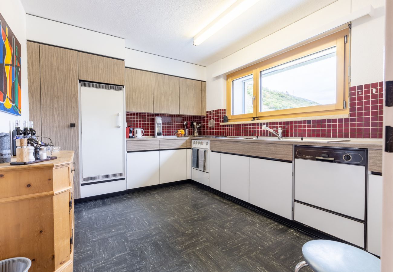 Ferienwohnung in Scuol - CHASA VISTA LISCHANA: HELLE, GROSSZÜGIGE 3.5 ZIMMERWOHNUNG MIT PANORAMAAUSSICHT IM ÖSTLICHEN DORFTEIL VON SCUOL