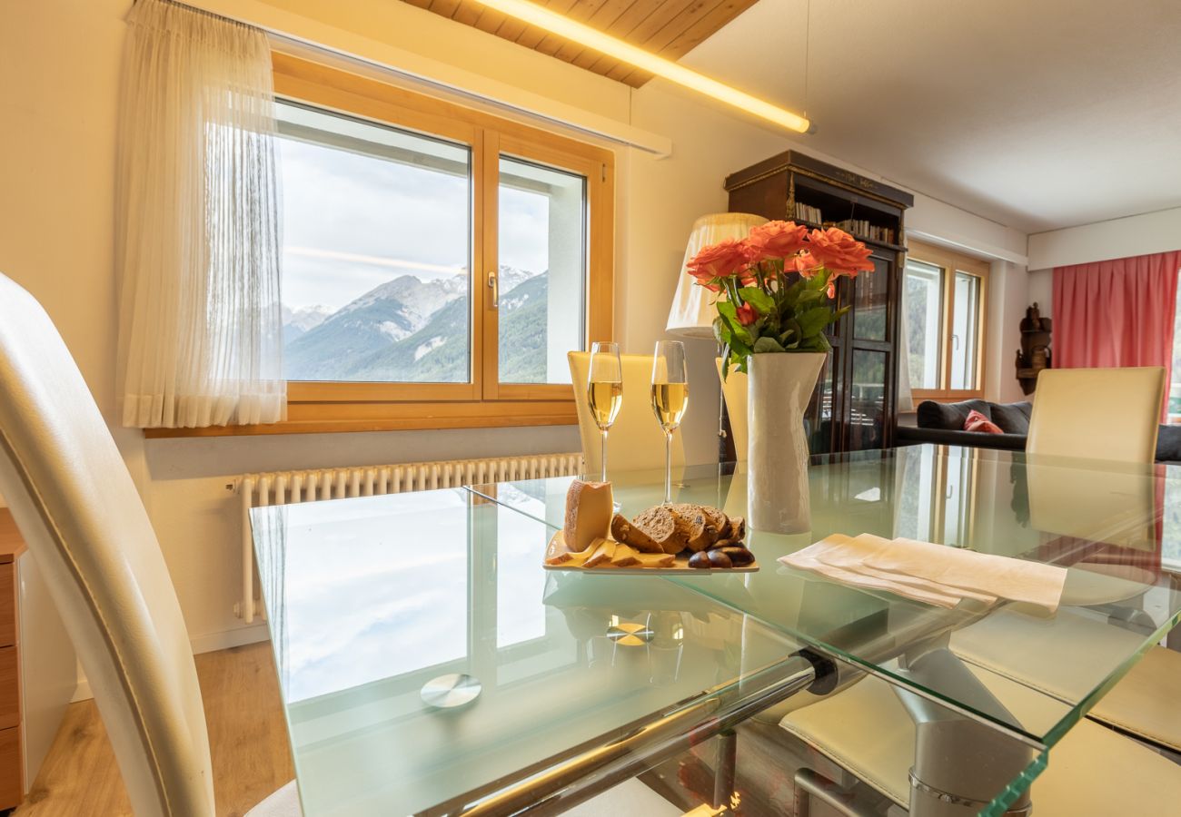 Ferienwohnung in Scuol - CHASA VISTA LISCHANA: HELLE, GROSSZÜGIGE 3.5 ZIMMERWOHNUNG MIT PANORAMAAUSSICHT IM ÖSTLICHEN DORFTEIL VON SCUOL